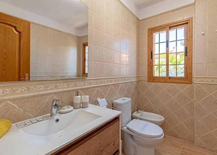 Luna With Heated Pool 푸에르토 데 산티아고