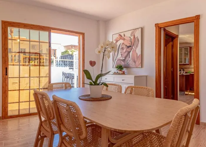 Luna With Heated Pool 푸에르토 데 산티아고